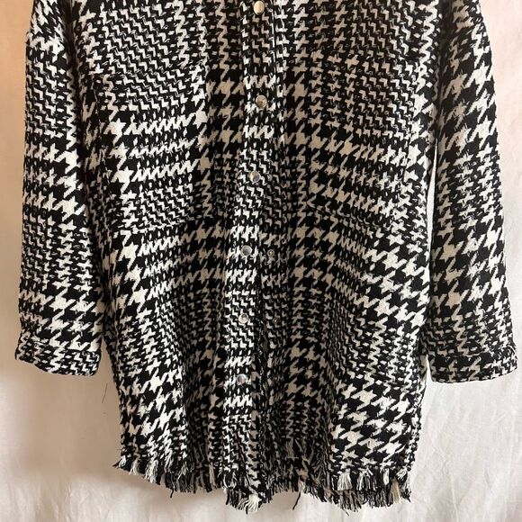 Textured Houndstooth Fray Hem Shacket - Picture 9 of 12